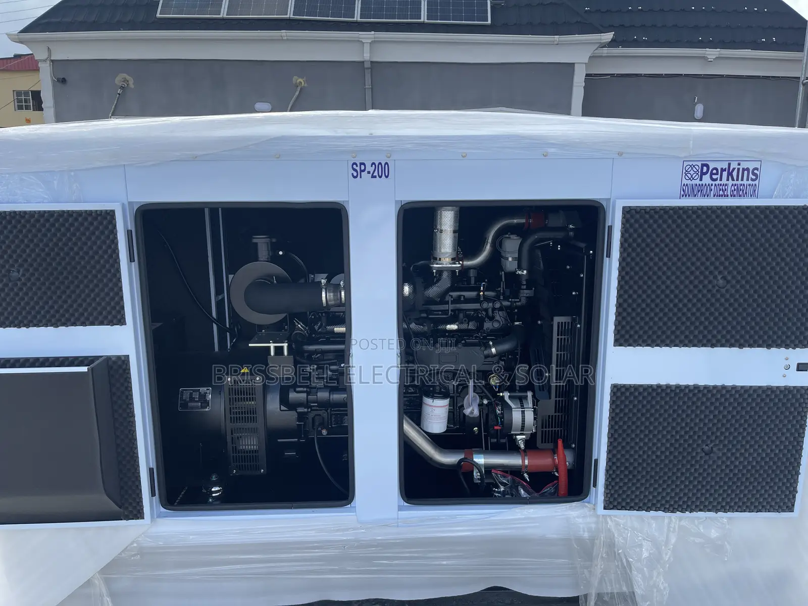 Original England Perkins Soundproof Diesel Generator 200kva