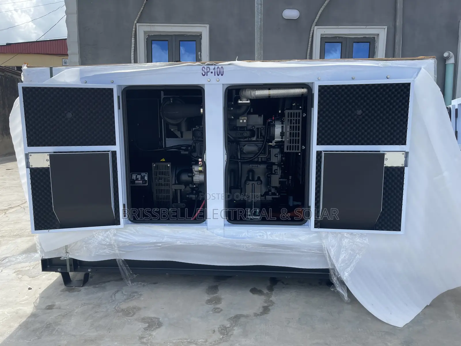 Original England Perkins Soundproof Diesel Generator 100kva