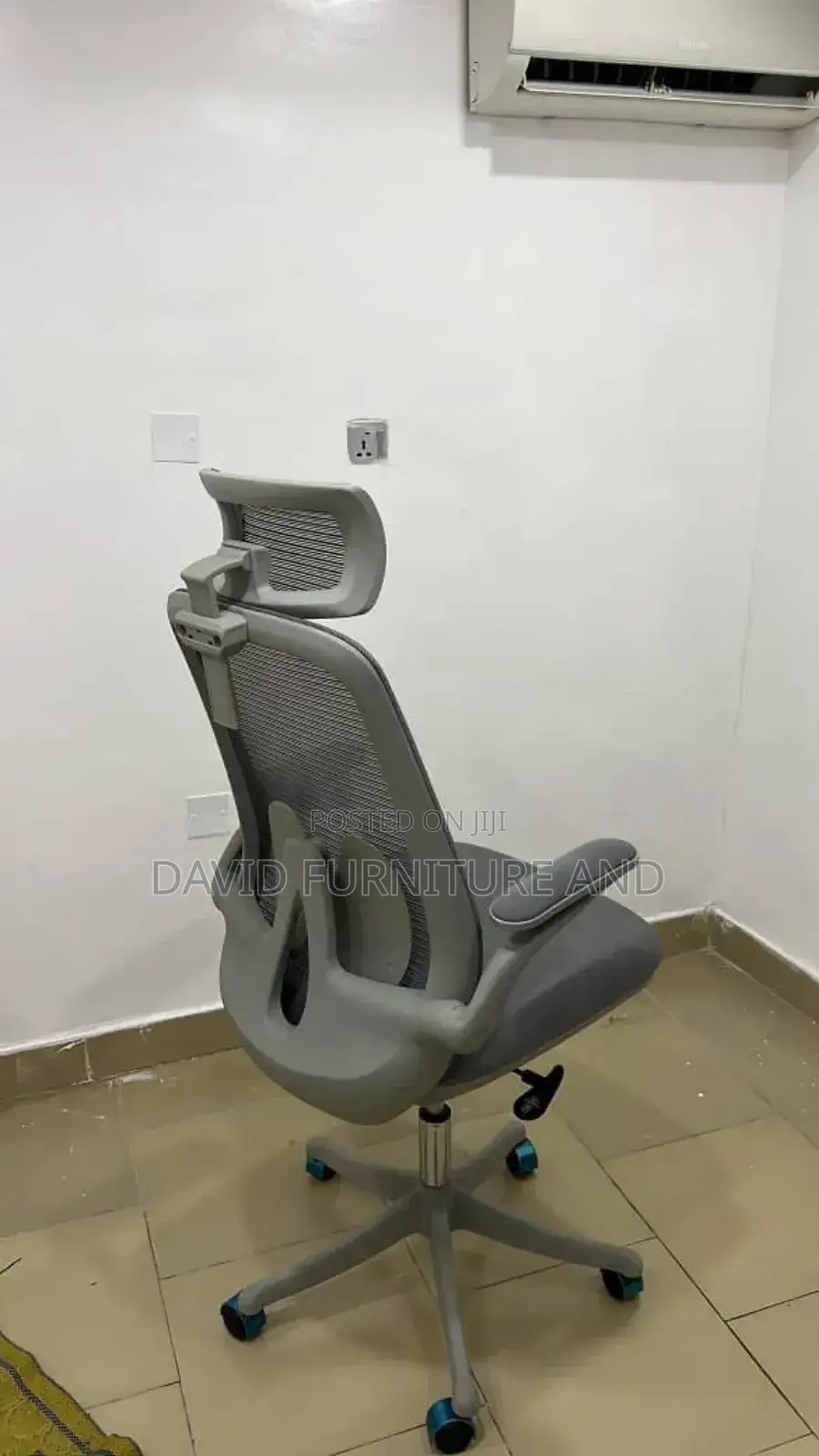 Flip Handle Chair (Swivel)