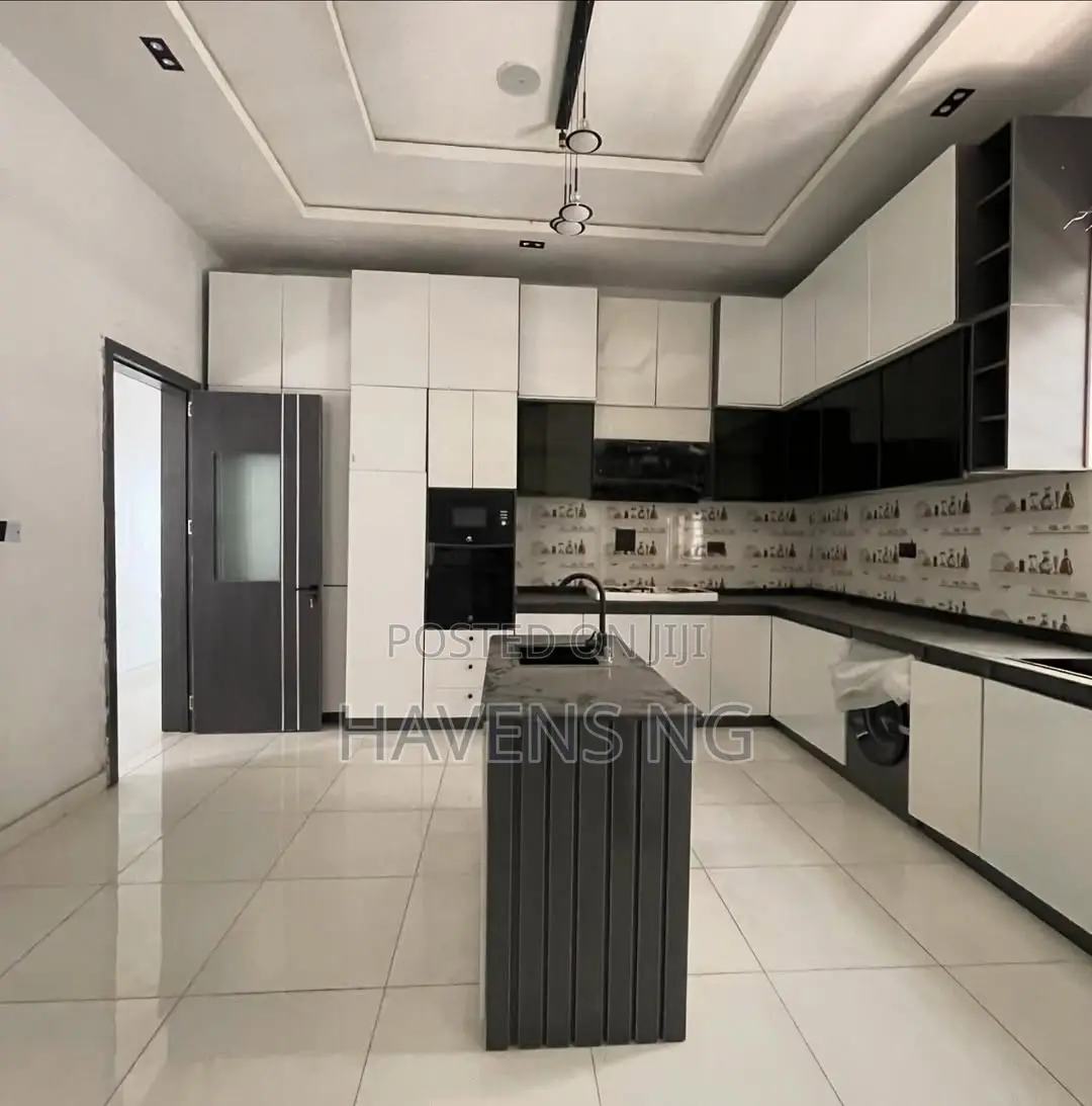 5bdrm Duplex in Lekki Phase 1 for sale