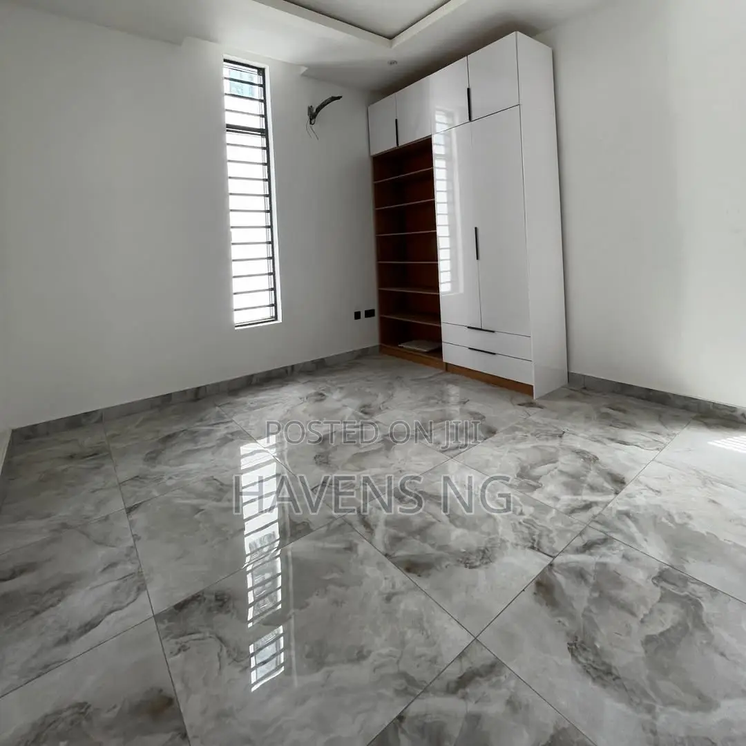 5bdrm Duplex in Osapa london for sale
