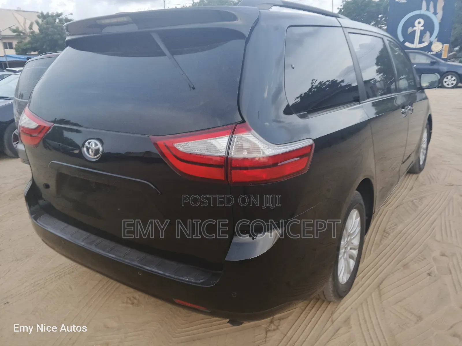 Toyota Sienna XLE 7-Passenger 4dr Minivan AWD (3.5L 6cyl 6A) 2015 Black