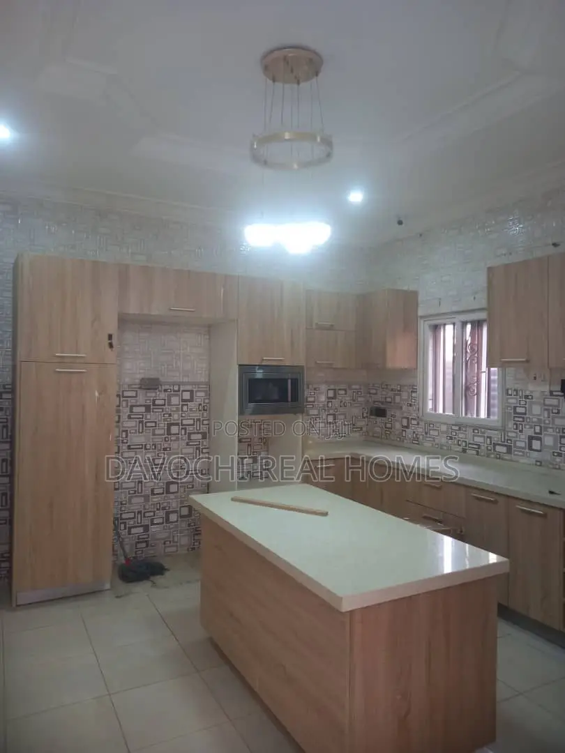 Furnished 6bdrm Duplex in Chevron for sale