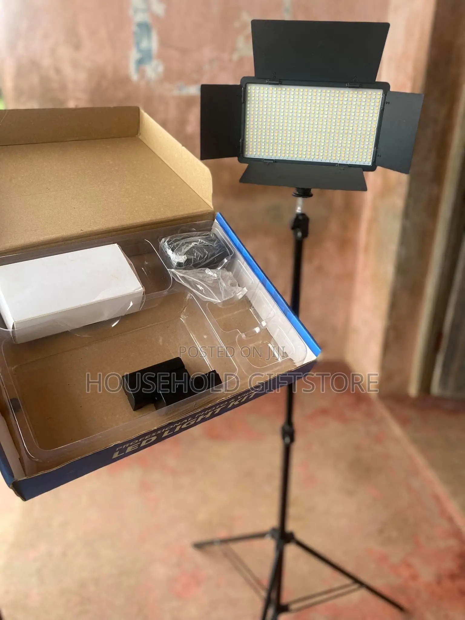 Rechargeable Led 600 Pro Light With Tripod Stand