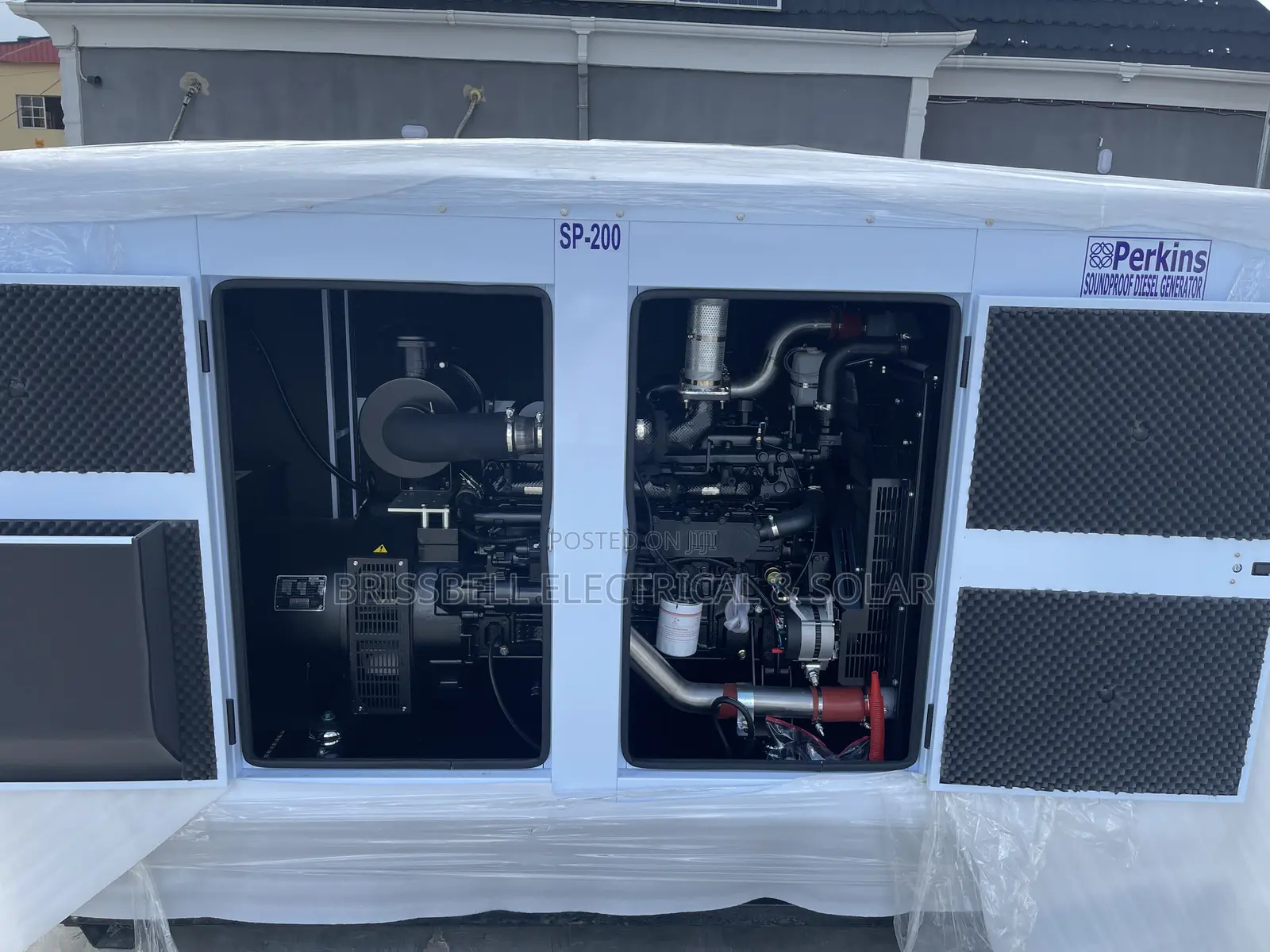Original England Perkins Soundproof Diesel Generator 200kva