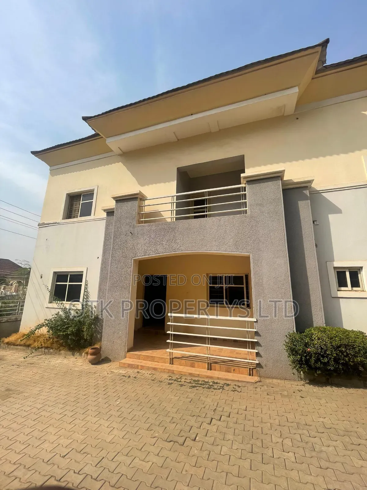 4bdrm Duplex in At Hillview Estate, for sale