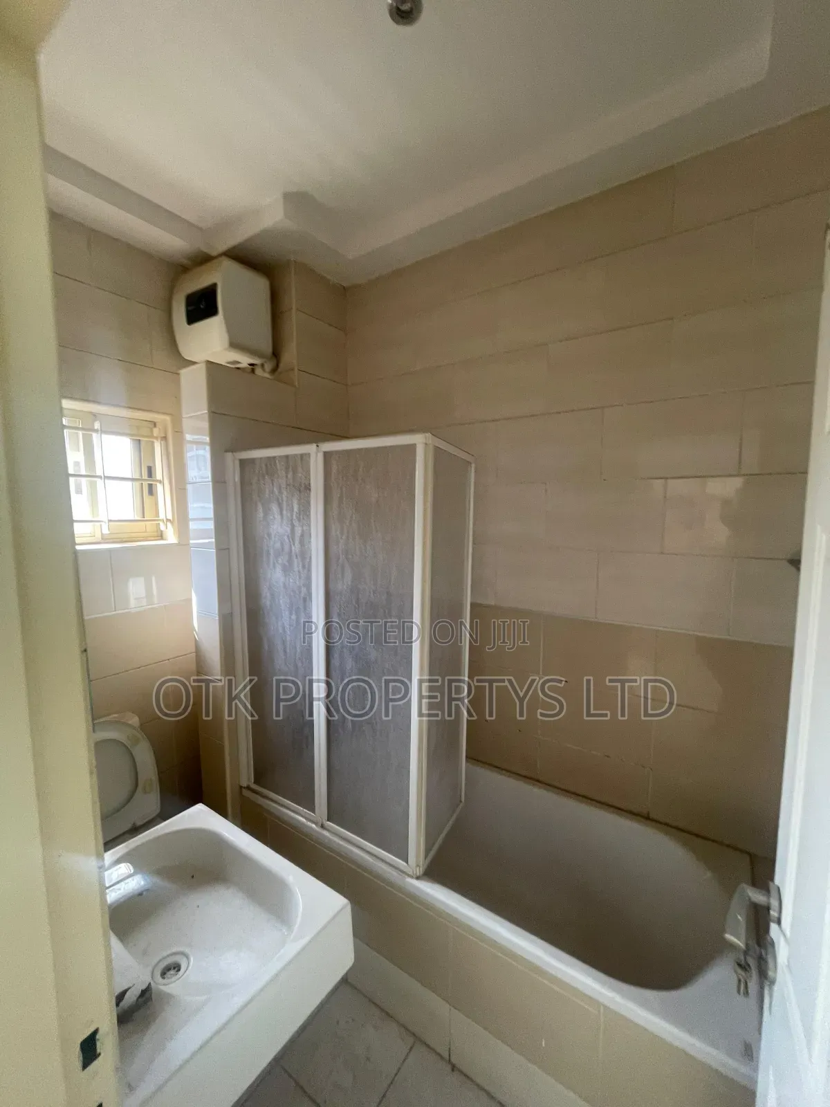 4bdrm Duplex in At Hillview Estate, for sale