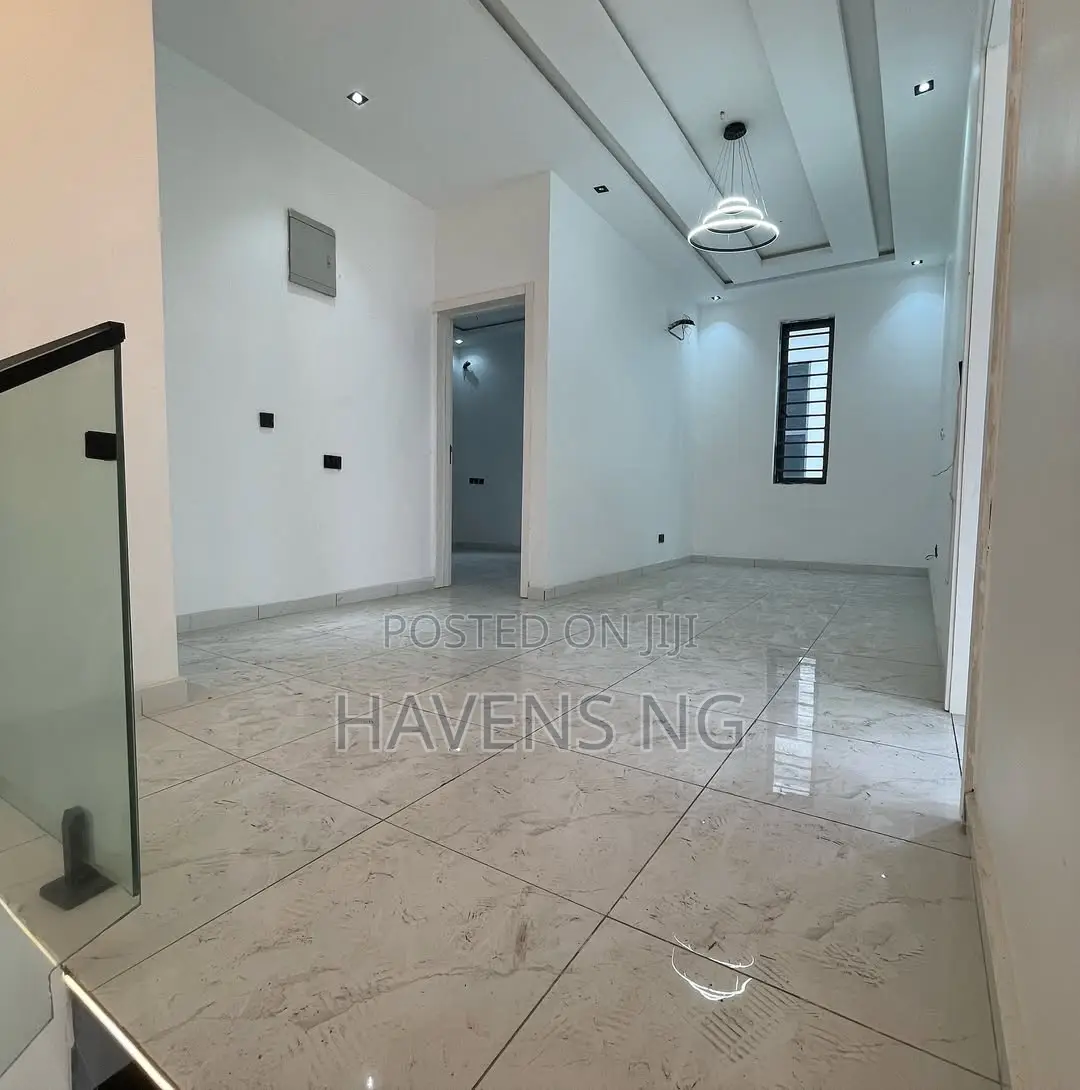 5bdrm Duplex in Idado for sale