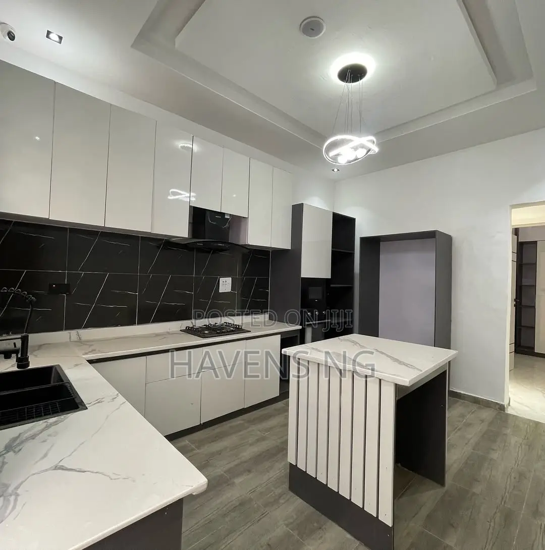 5bdrm Duplex in Idado for sale