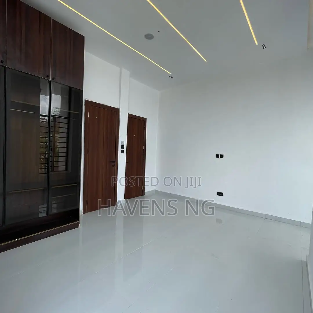 5bdrm Duplex in Idado for sale