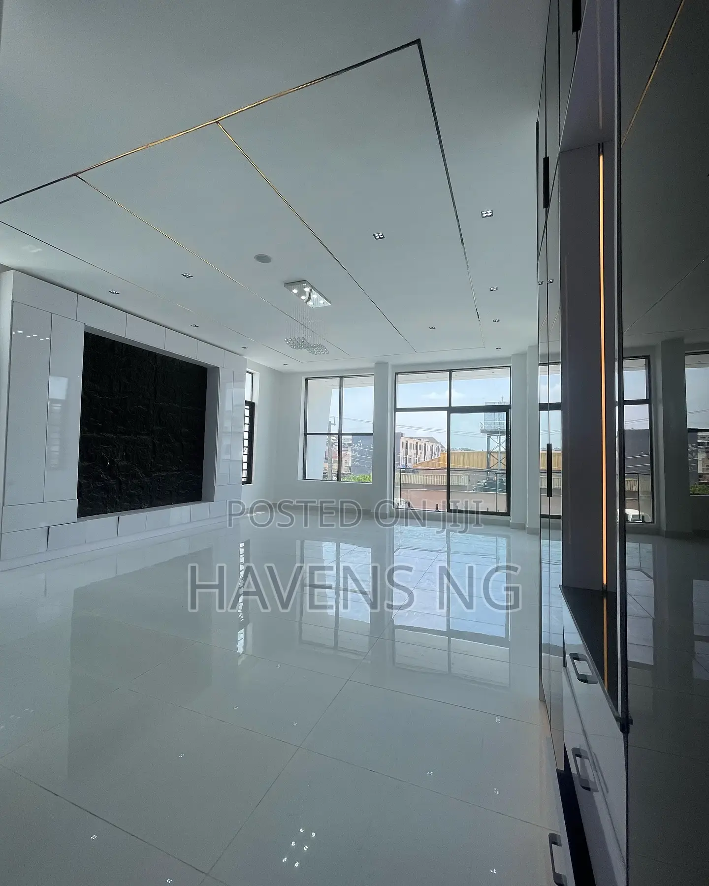 5bdrm Duplex in Chevron for sale