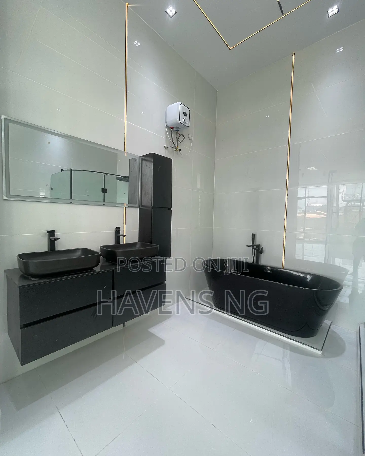 5bdrm Duplex in Chevron for sale