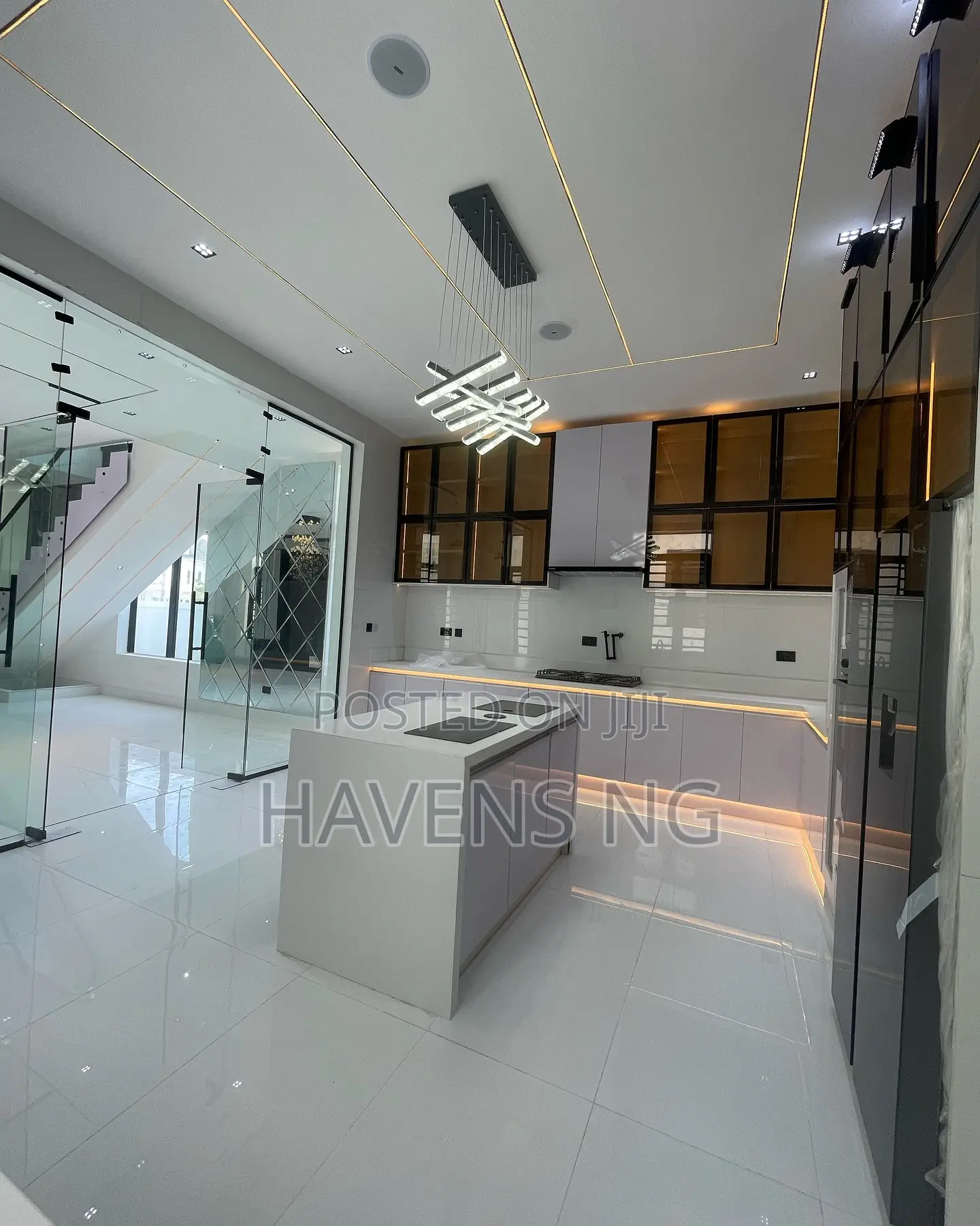 5bdrm Duplex in Chevron for sale