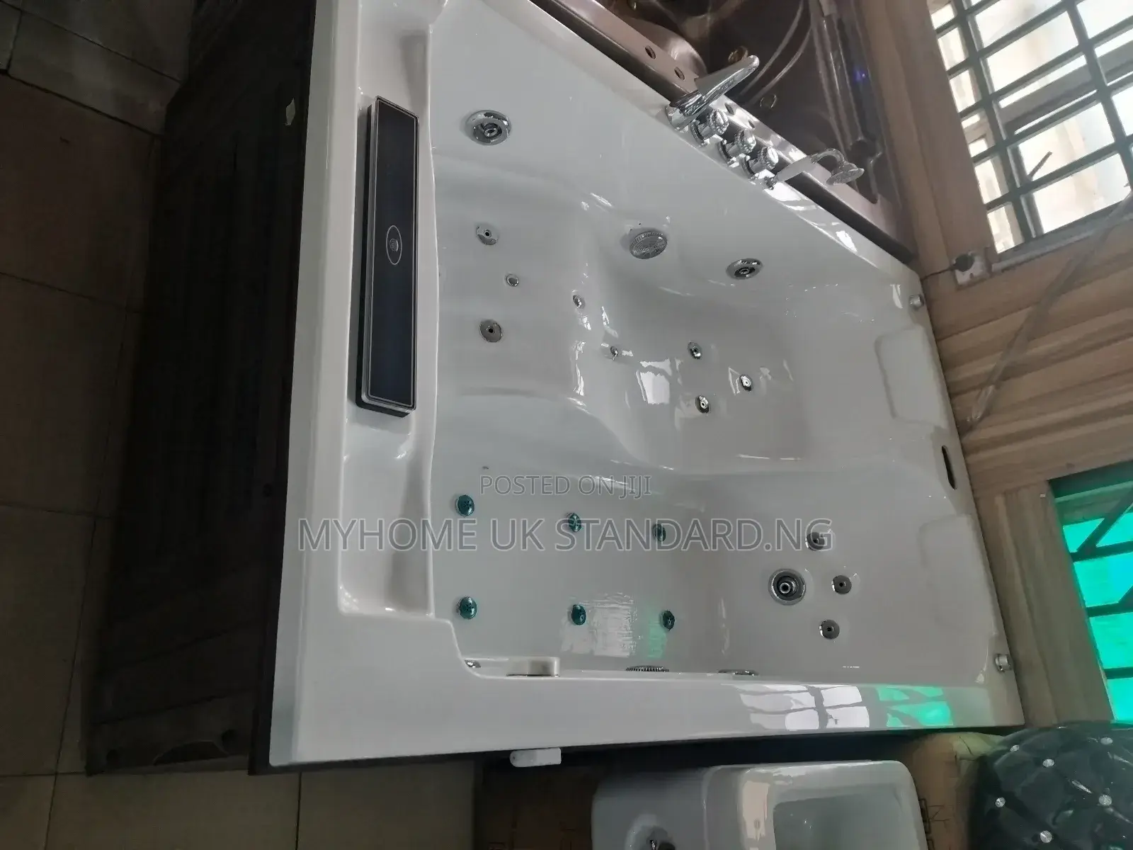 Hot Tub Therapeutic Hydrotherapy Jacuzzi With Television