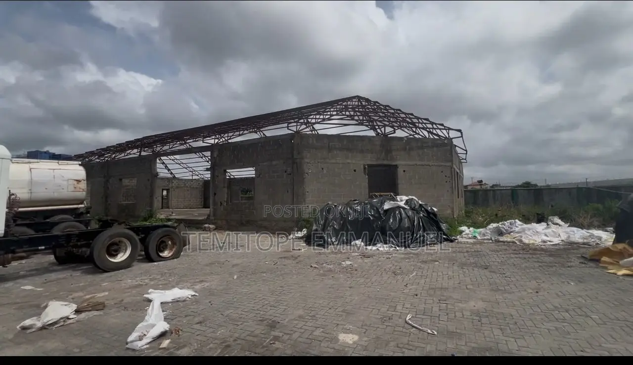 Different 2 Bay Warehouse in a Good Location