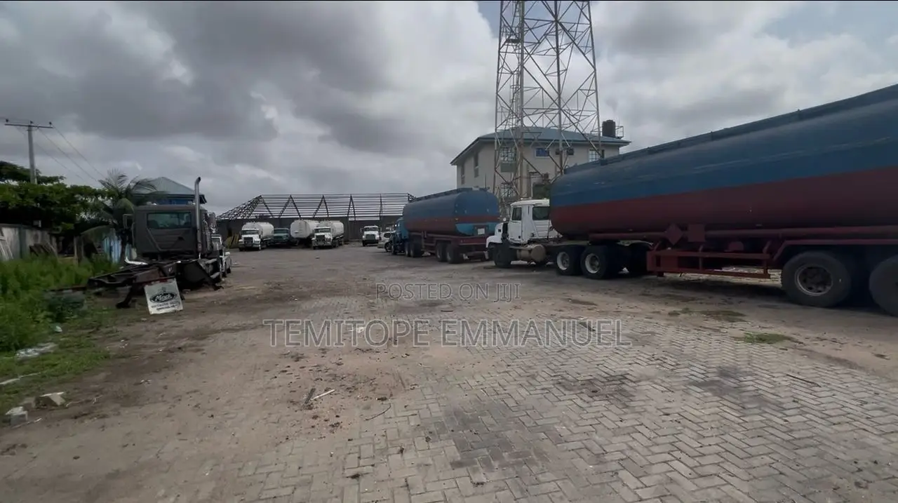 Different 2 Bay Warehouse in a Good Location
