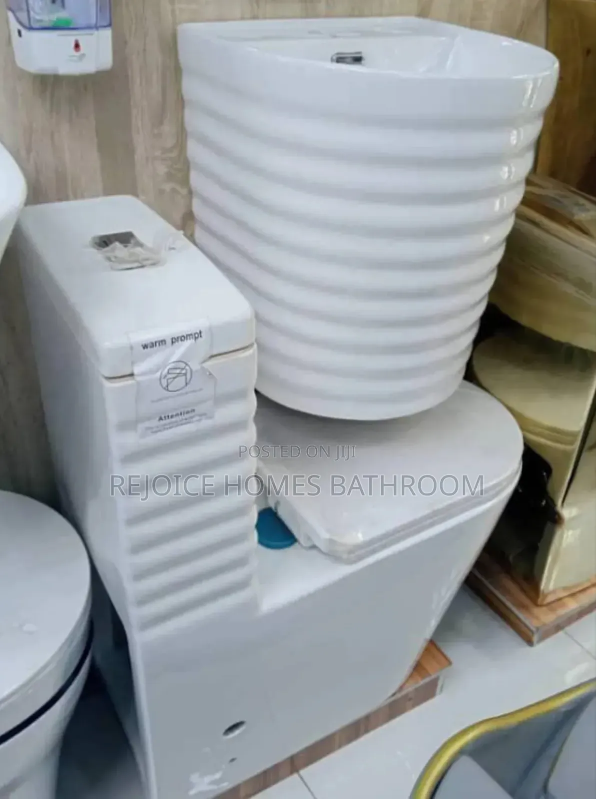 Modern Ribbed Design Water Closet Toilet and Wash Basin Set