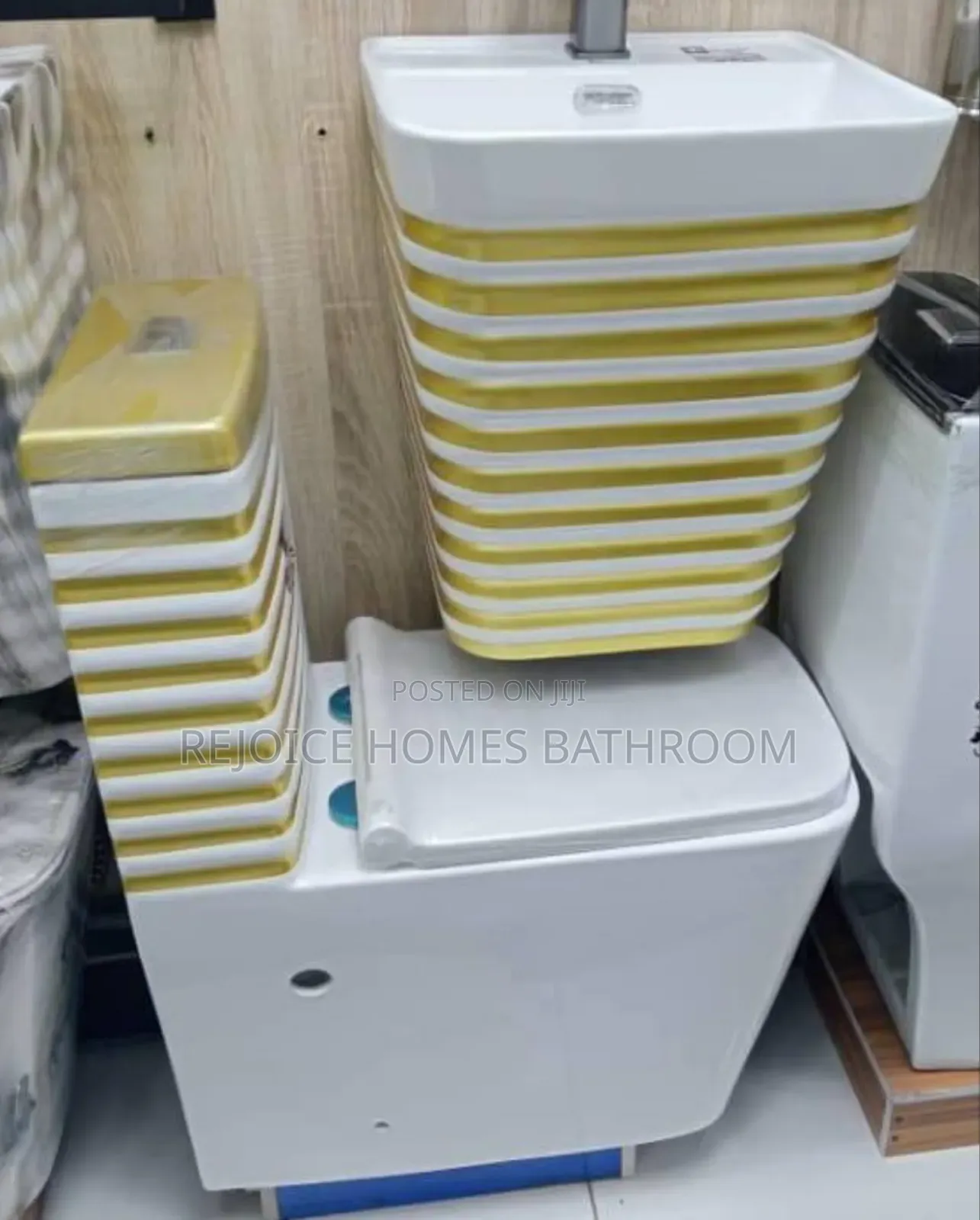 Luxury Gold-Striped Ceramic Water Closet With Hanging Basin