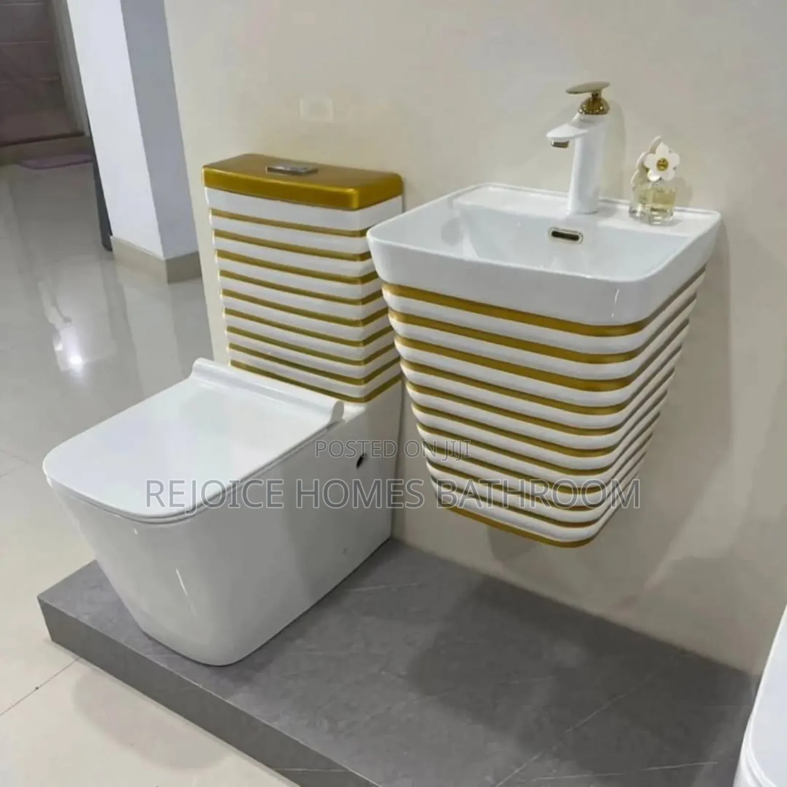 Luxury Gold-Striped Ceramic Water Closet With Hanging Basin