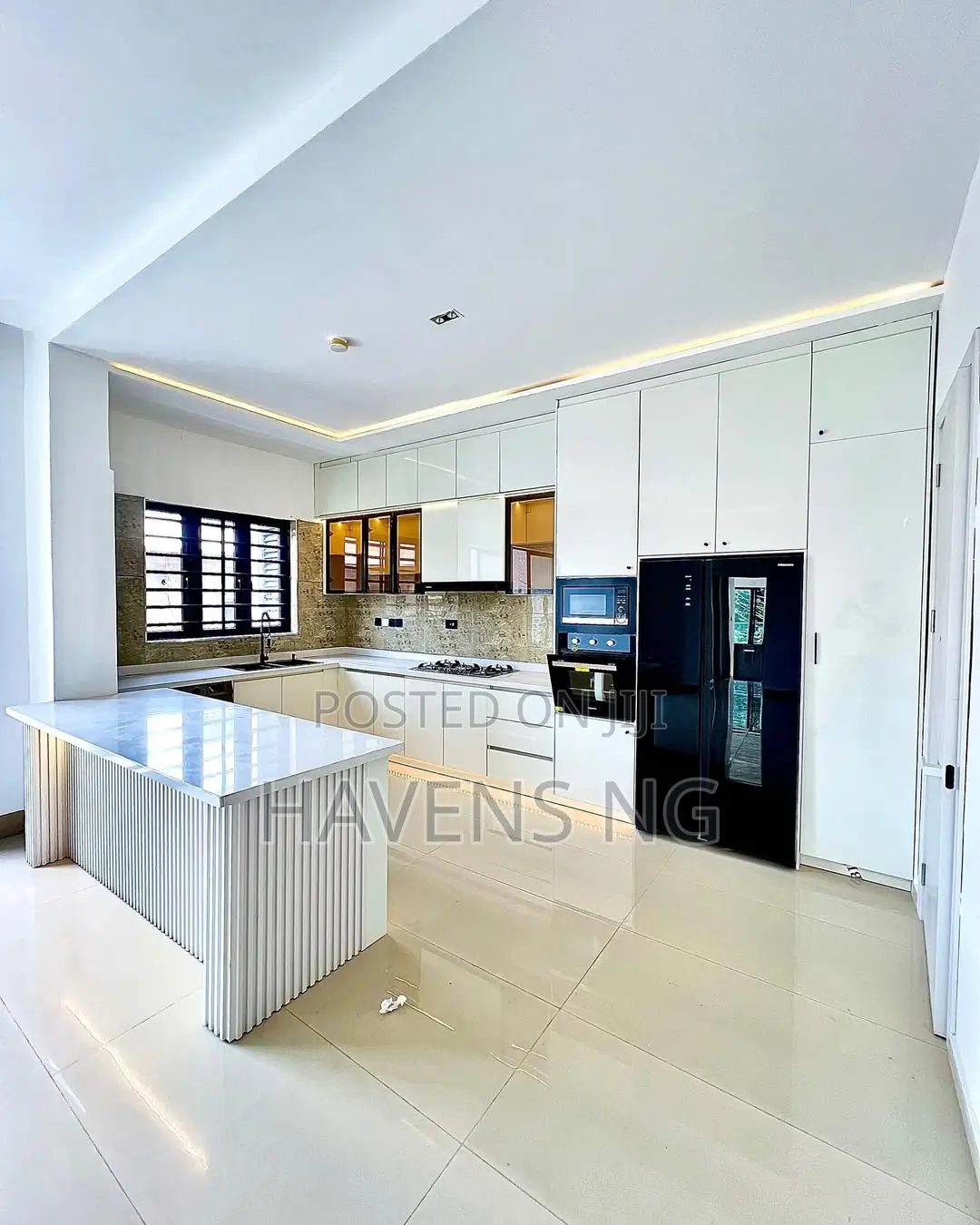 3bdrm Apartment in Lekki Phase 1 for sale