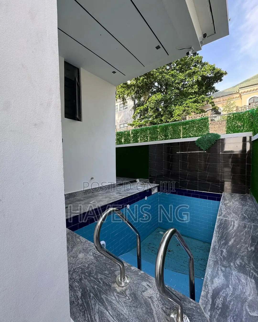 5bdrm Duplex in Chevron for sale