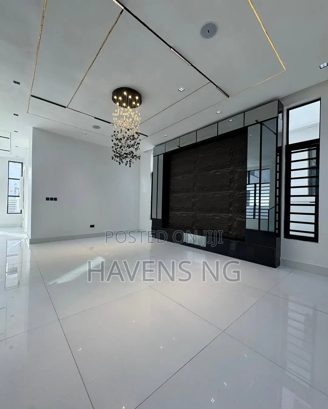 5bdrm Duplex in Chevron for sale