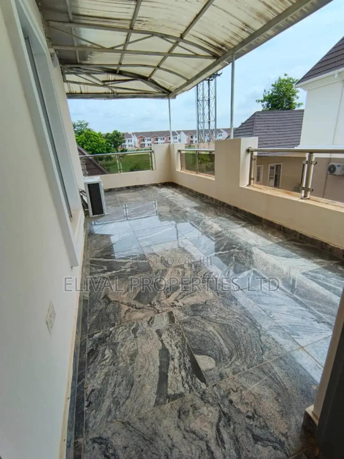 Massive One Bedroom Apartment in a Duplex