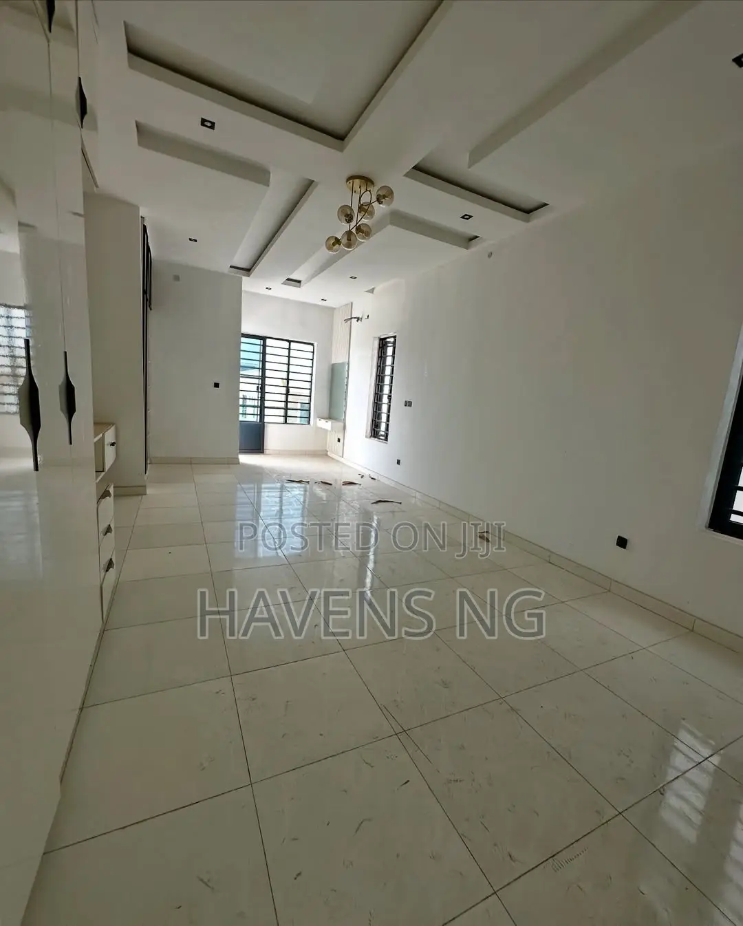 5bdrm Duplex in Chevron for sale