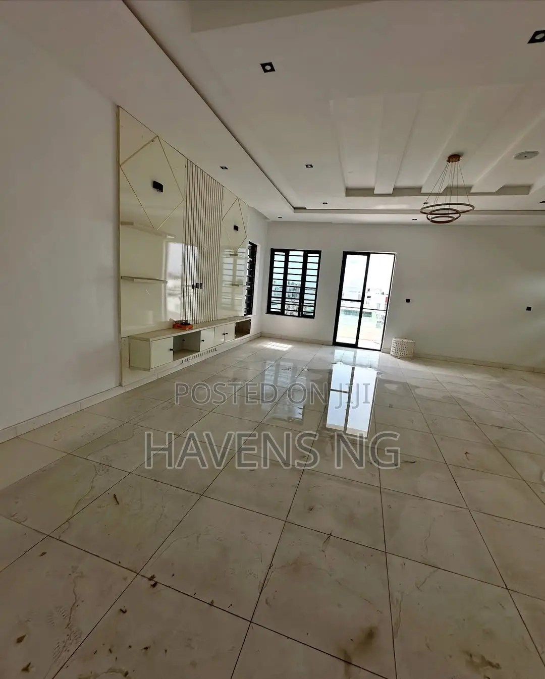 5bdrm Duplex in Chevron for sale