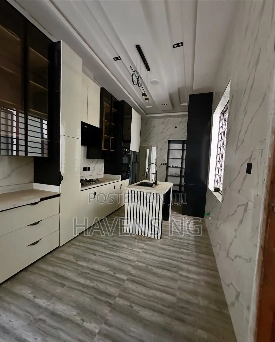 5bdrm Duplex in Chevron for sale