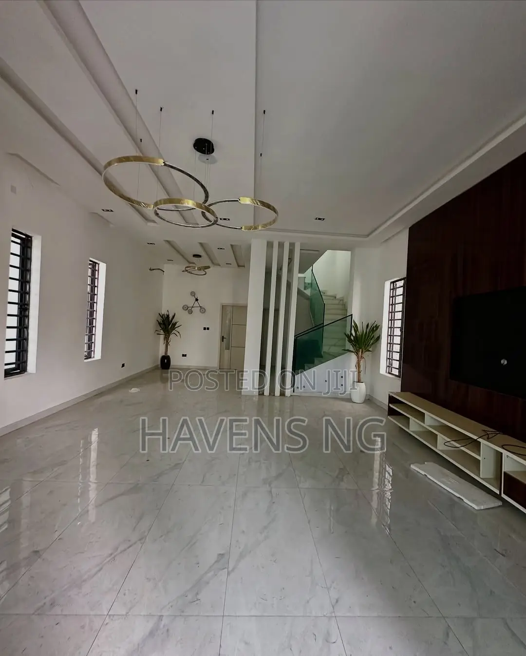 5bdrm Duplex in Chevron for sale