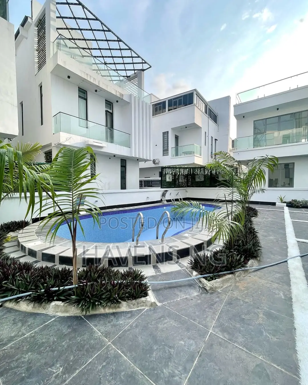5bdrm Duplex in Osapa london for sale