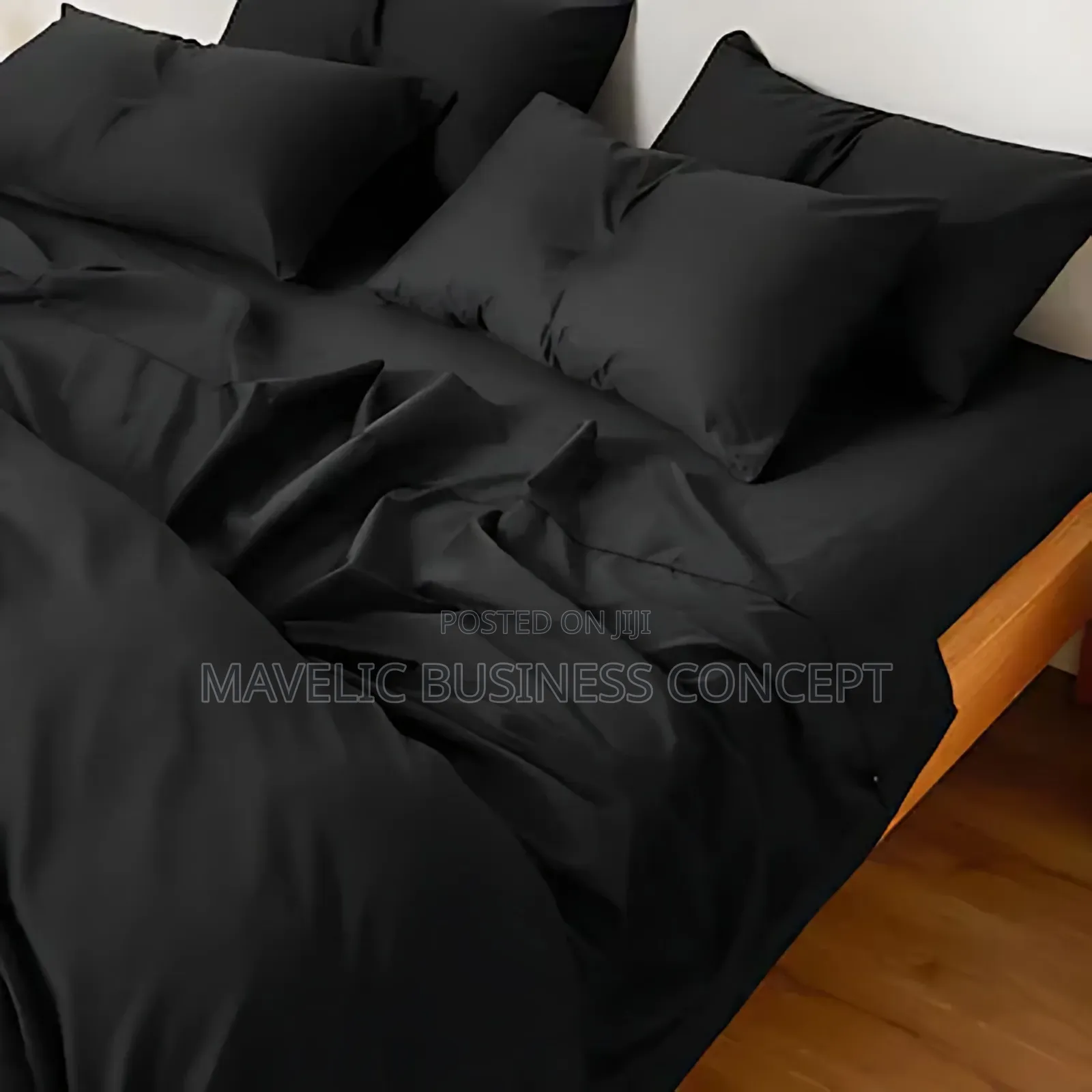 Plain Black Duvets With Bedsheet and Four Pillowcases