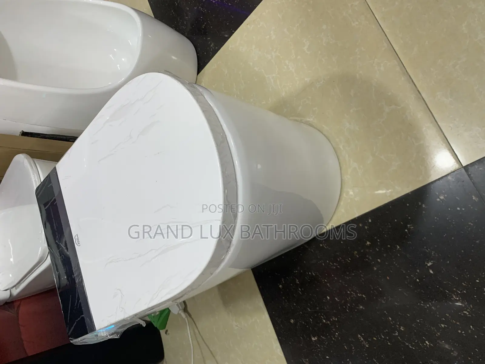 Luxury Smart Toilet Wit Marble-Style Lid and Touchless Flush
