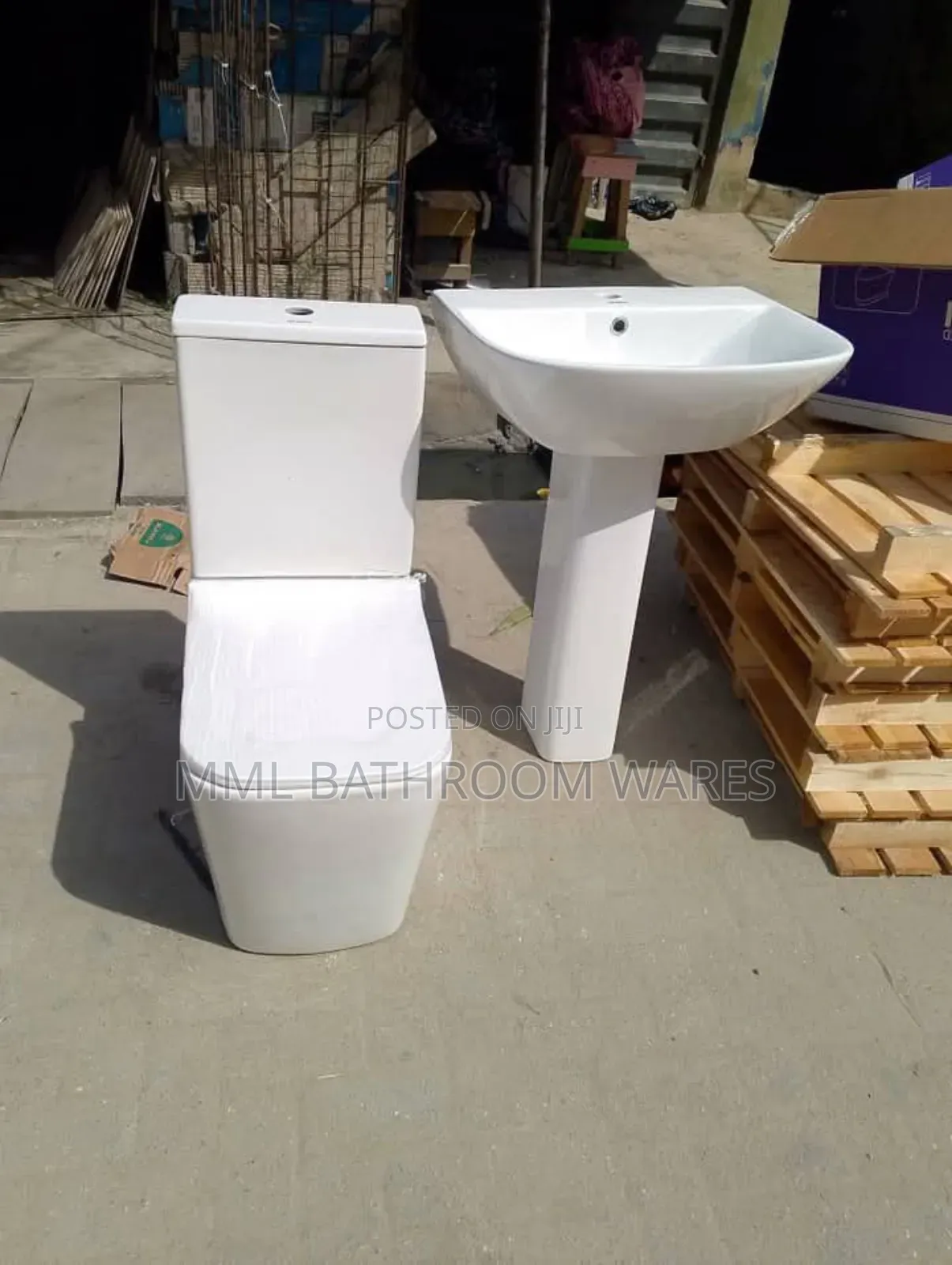 Executive Toilet Seats With Pedestal Basin