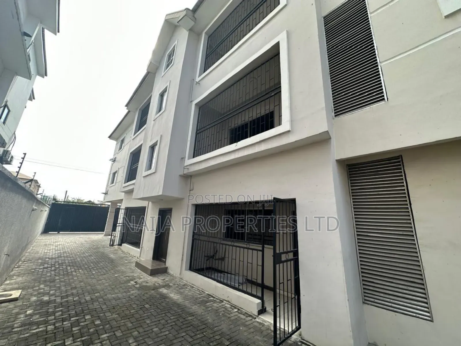 5 No's of 3bed Flat With 1 No's of 2bed Flat at Ikota , Lekki
