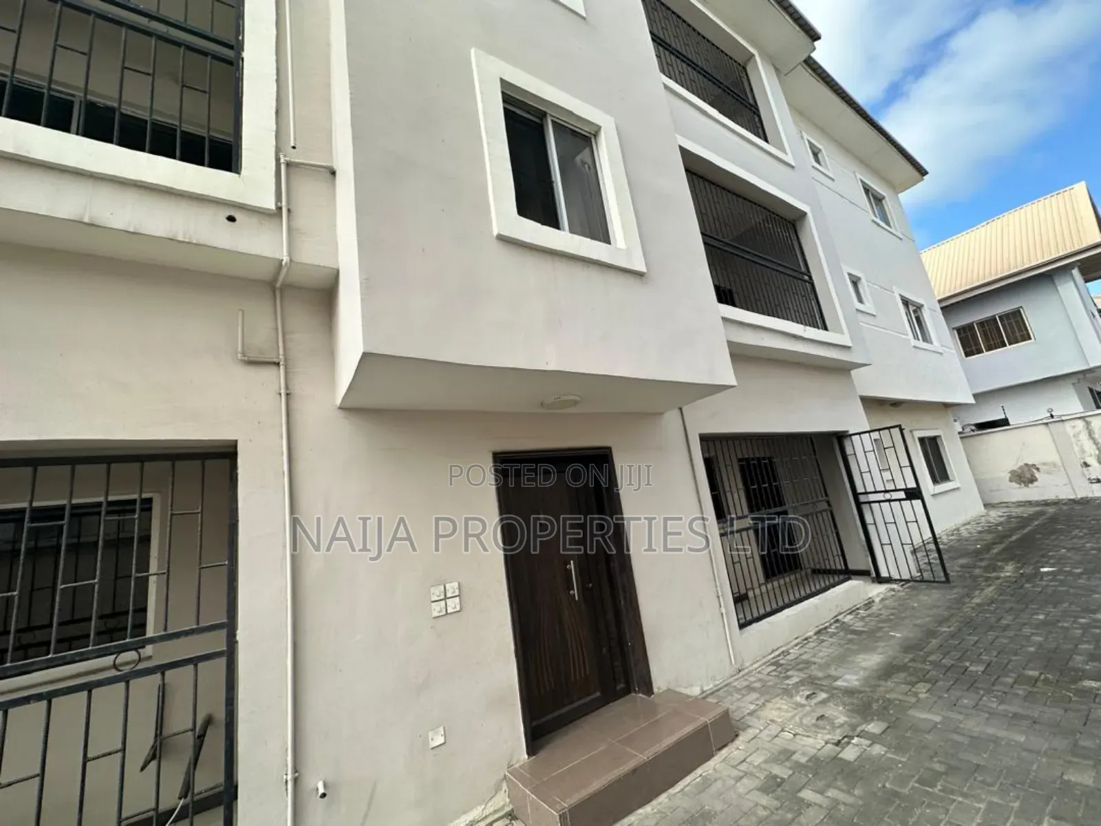 5 No's of 3bed Flat With 1 No's of 2bed Flat at Ikota , Lekki