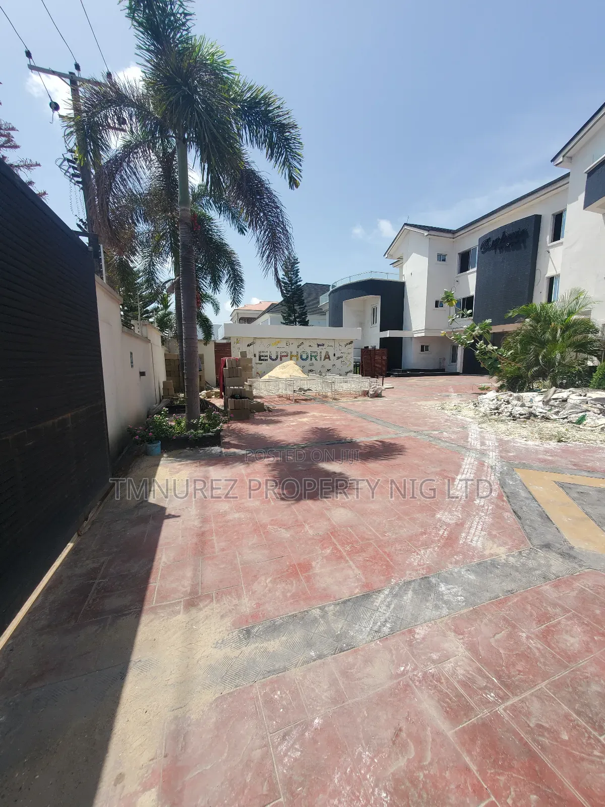 Club Space Comercial House for Rent