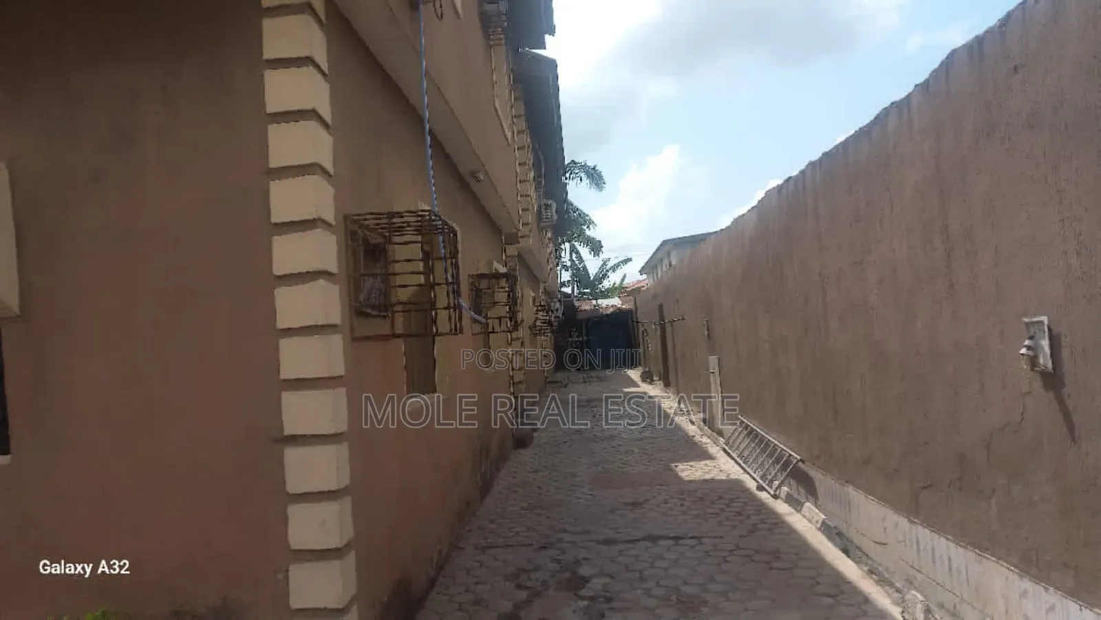 3bdrm Block of Flats in Akenson Ikotun Igando for sale