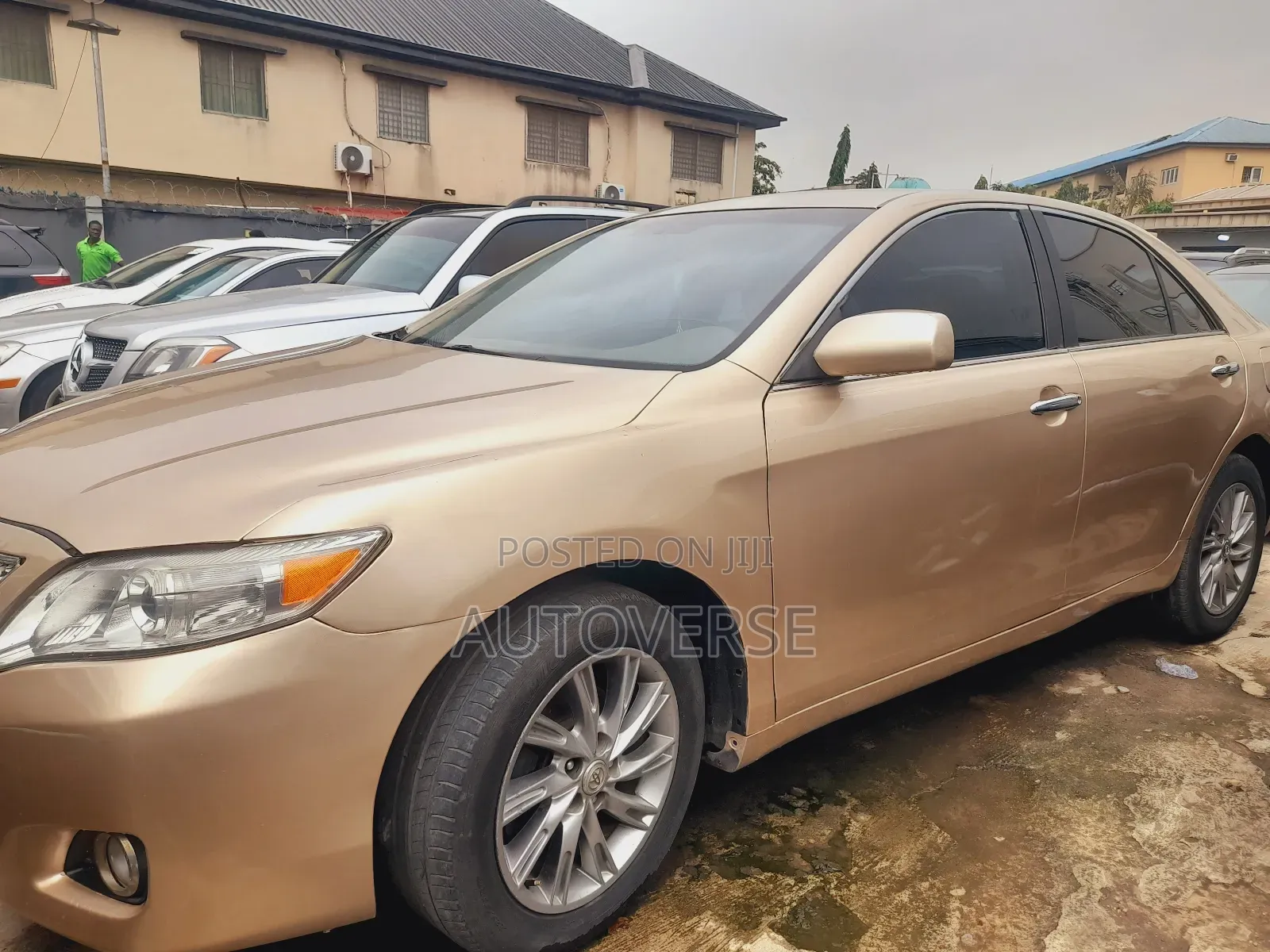 Toyota Camry LE 4dr Sedan (2.5L 4cyl 6AM) 2010 Gold