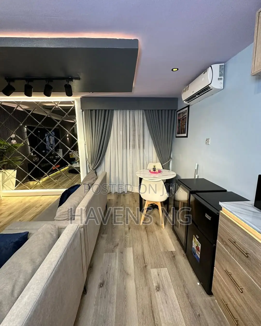 Stylish 1-Bedroom Dark Room With Ps5 Mini Bar