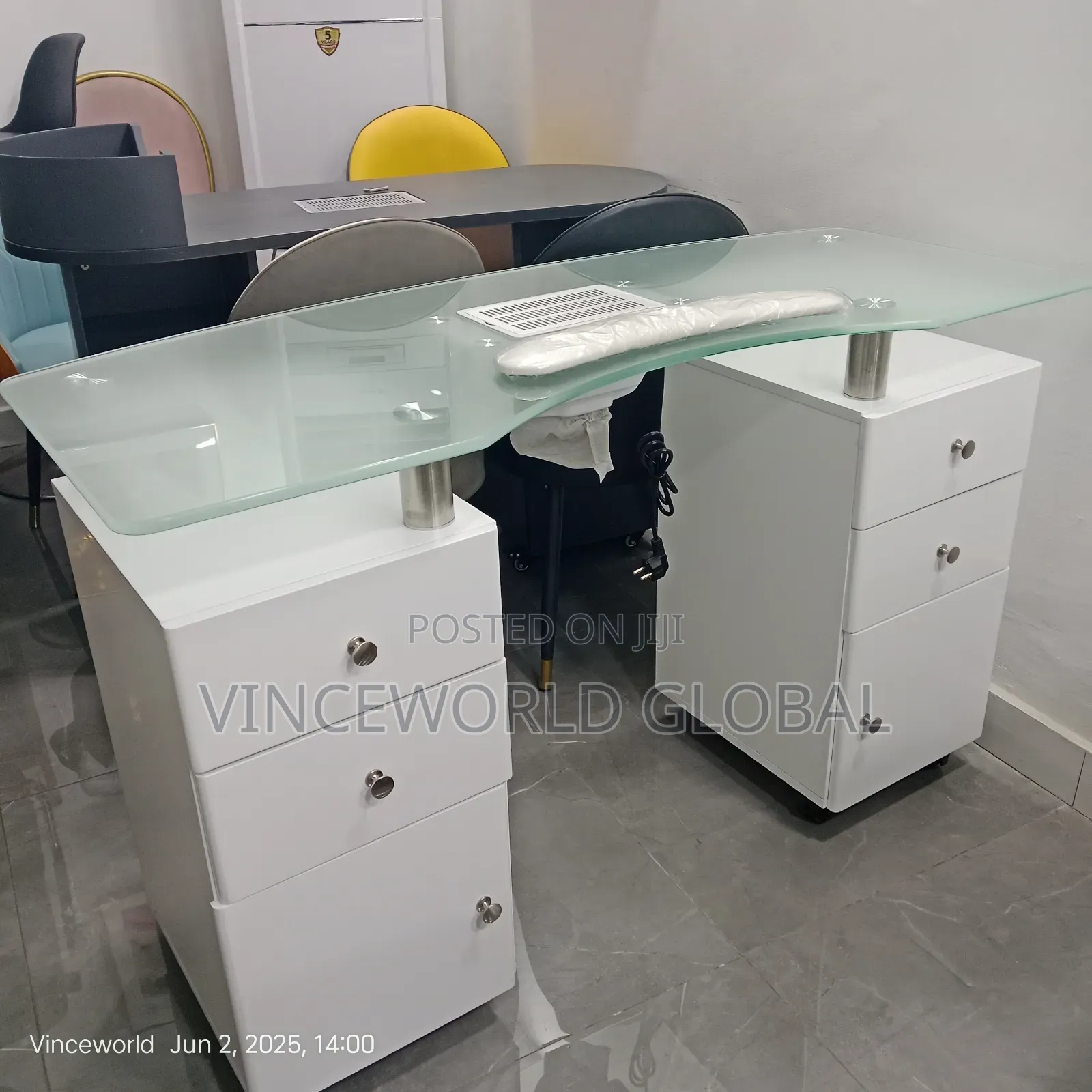 Double Drawl Manicure Table 005b