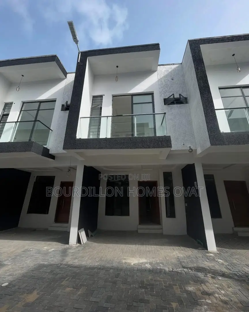 3bdrm Duplex in Ikota for sale