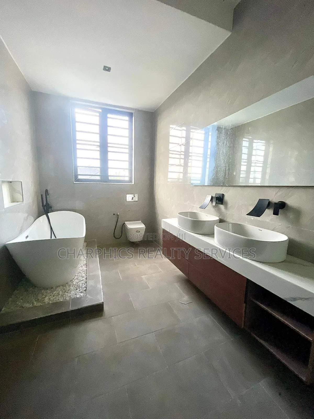 5bdrm Duplex in Lekki for sale