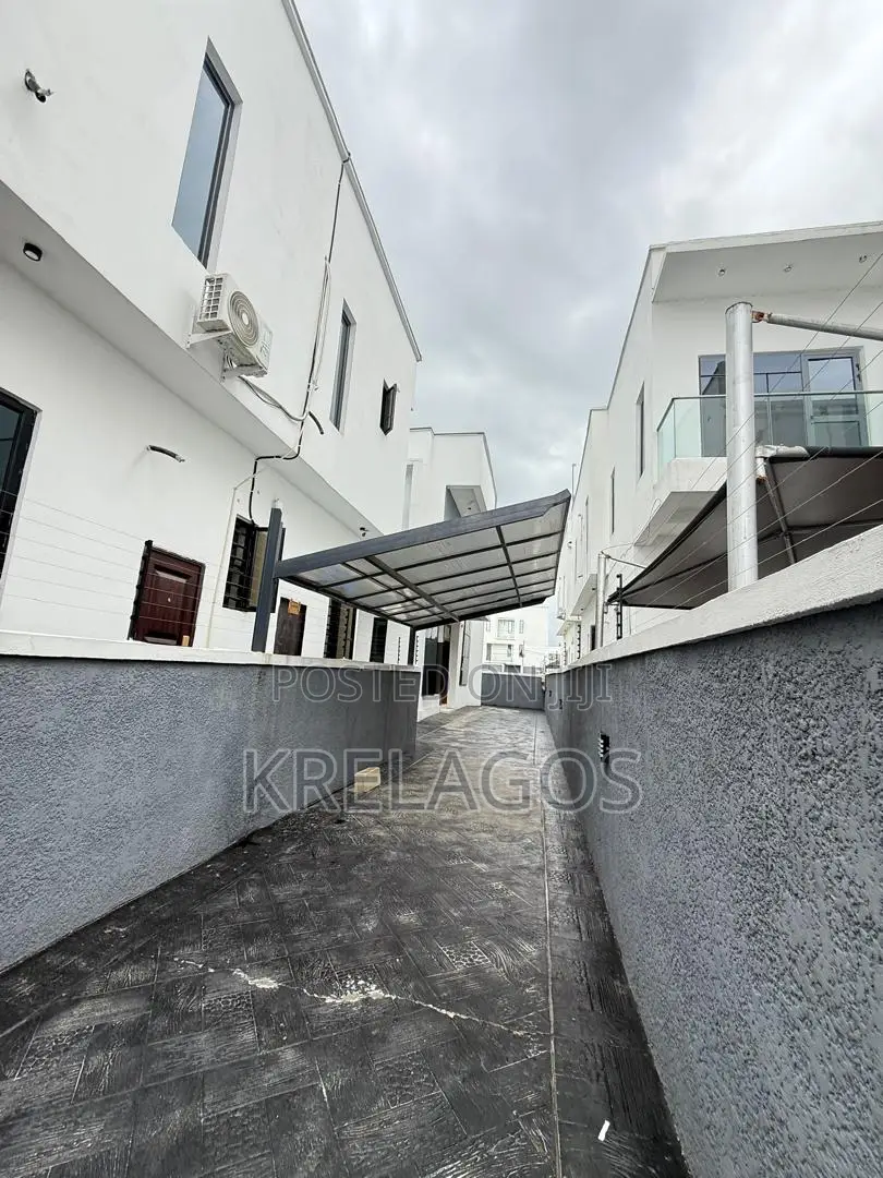 5bdrm Duplex in Chevron for sale