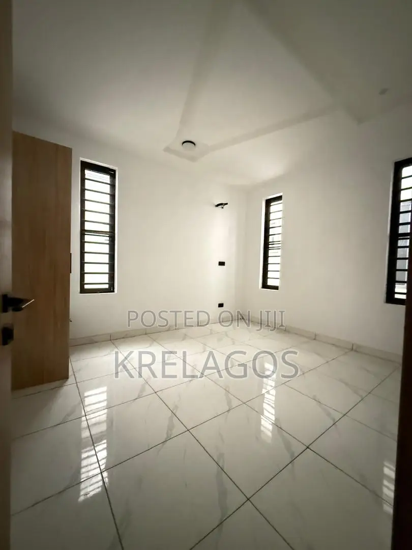 5bdrm Duplex in Chevron for sale