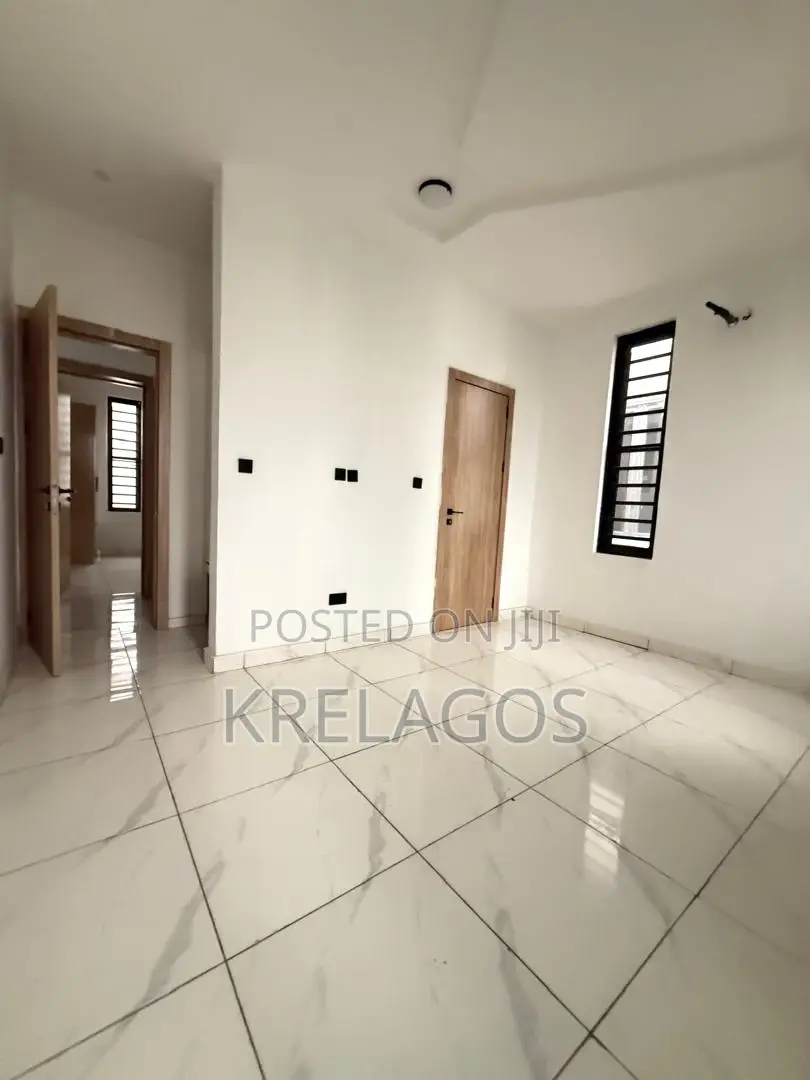 5bdrm Duplex in Chevron for sale