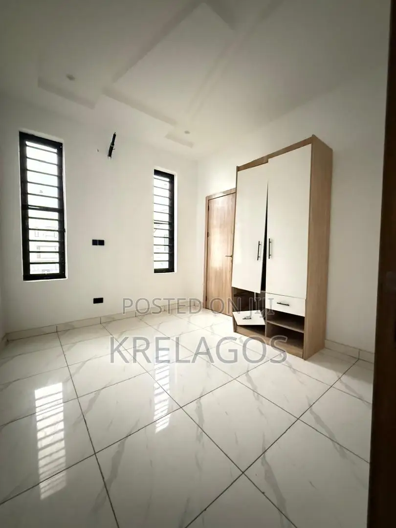 5bdrm Duplex in Chevron for sale