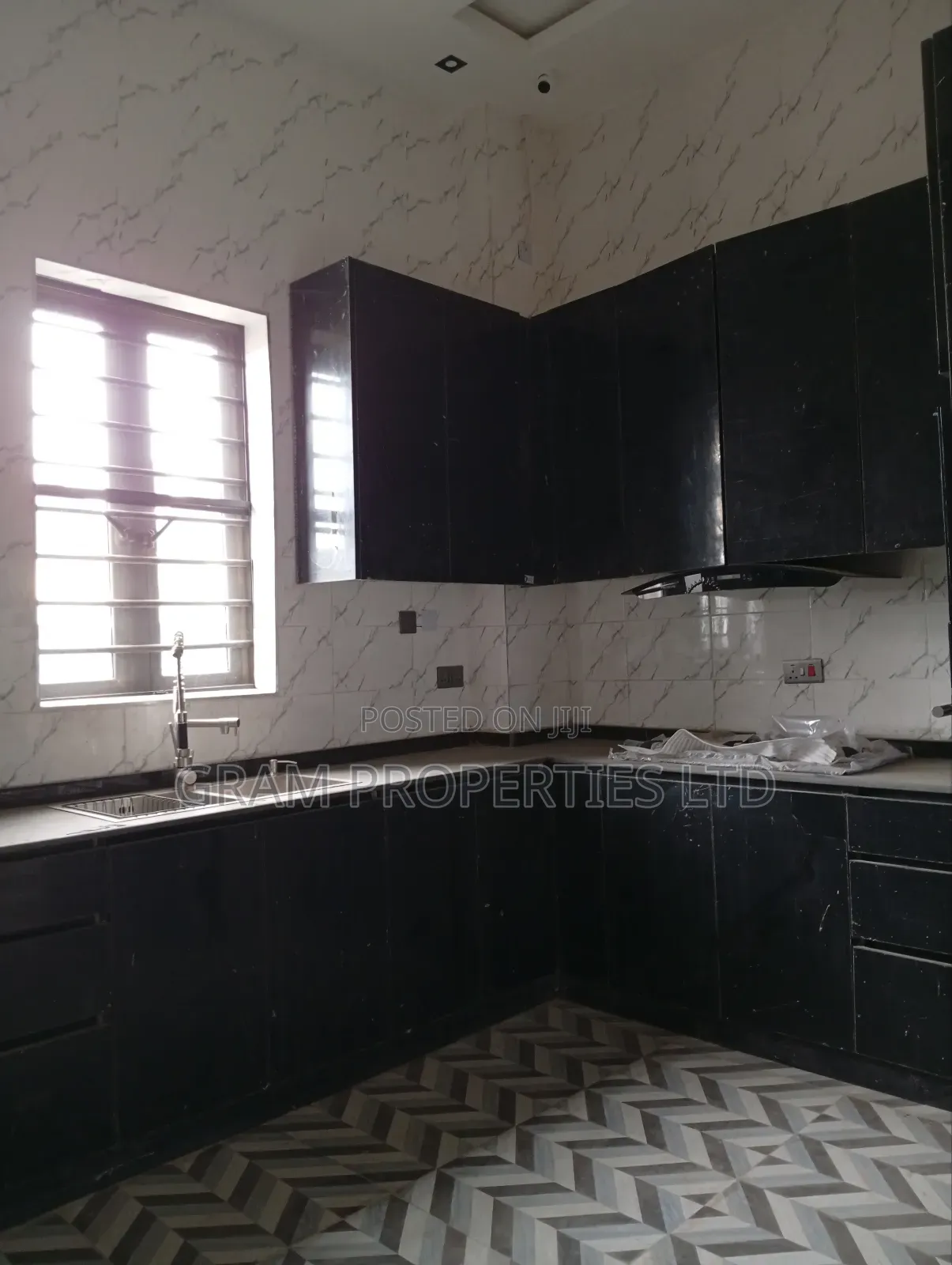 3 Bedroom Terrace With Bq Equipped With CCTV Camera