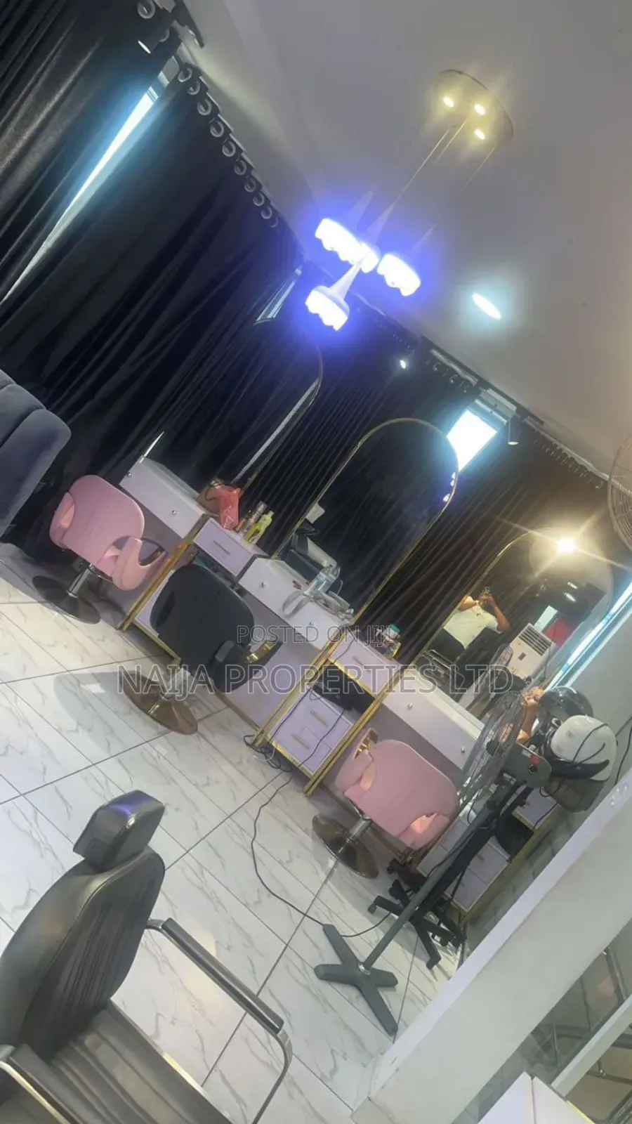 Functioning Unisex Salon and Spar in Sangotedo for Rent
